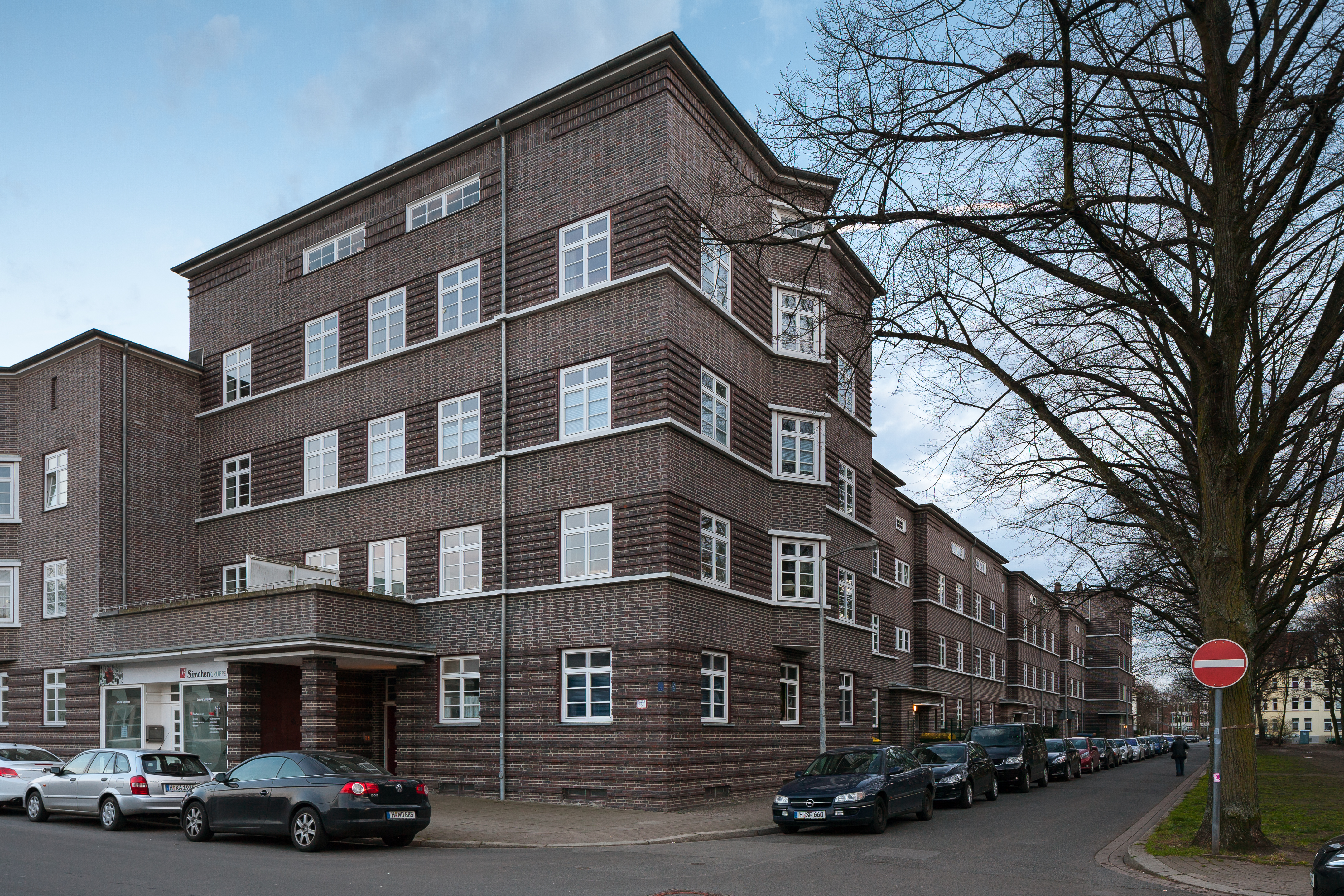 Mehrfamilienhäuser aus Backstein an einer Straße – ein Beispiel für gemeinschaftliches Wohnen